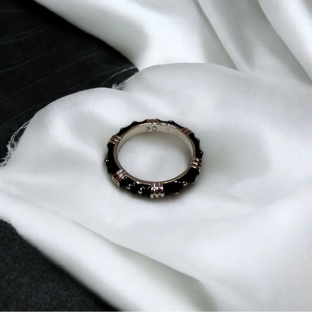 🖤 Elegant Black and Silver Band – Minimalist Chic Ring